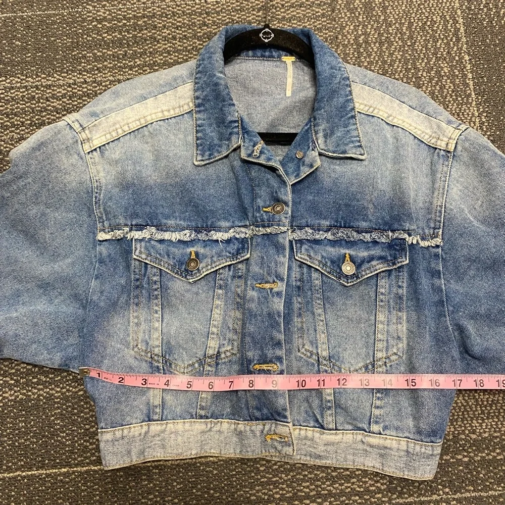 Free People Bedford Distressed Medium Wash Cropped Jacket Size Small - Picture 9 of 13